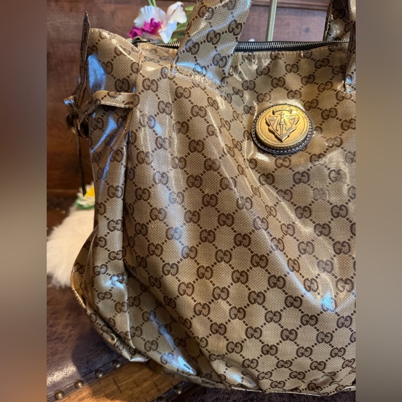 Gucci GG Supreme Canvas Shopper with Vintage Gold Medallion - Picture 4 of 16